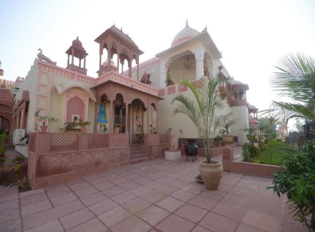 Hotel Suroth Mahal Luhāru エクステリア 写真
