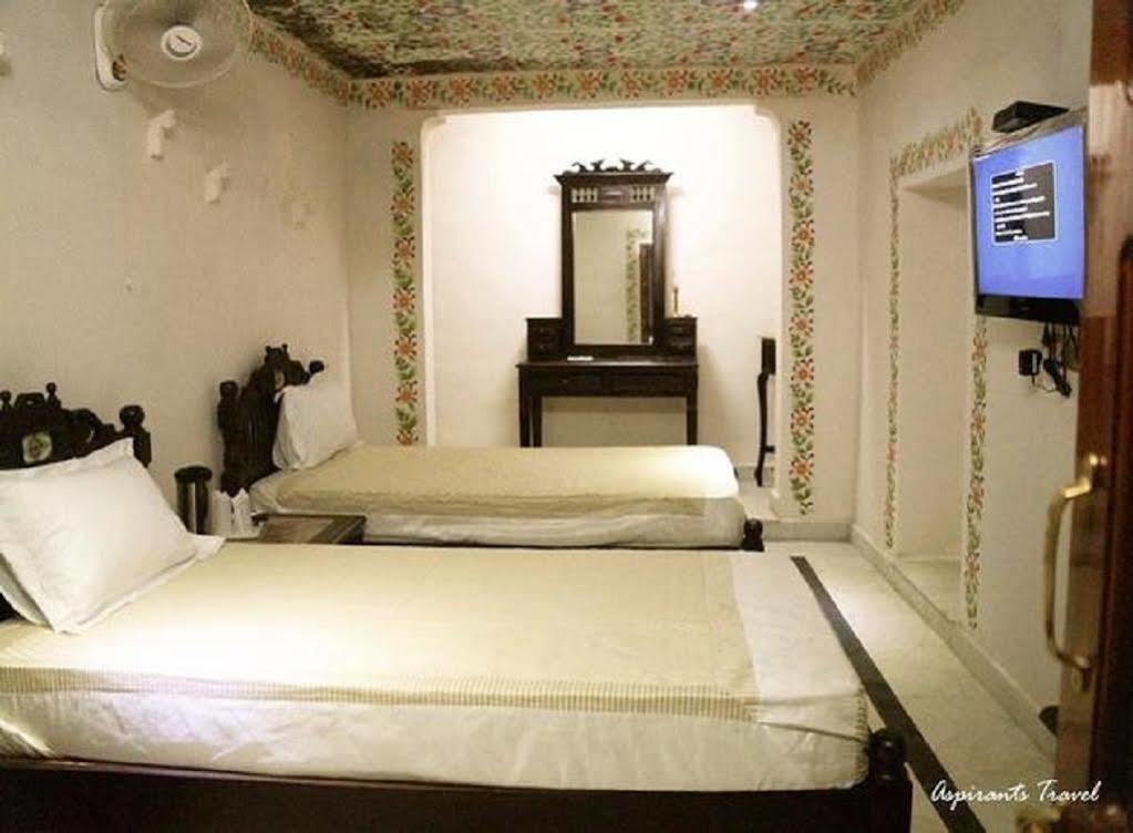 Hotel Suroth Mahal Luhāru エクステリア 写真
