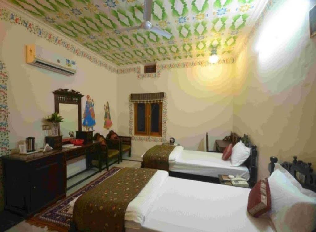 Hotel Suroth Mahal Luhāru エクステリア 写真